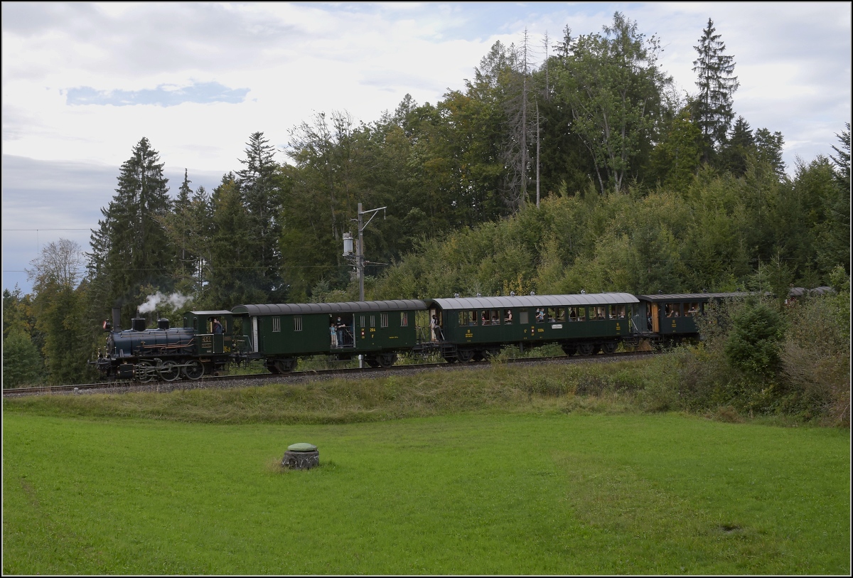 Fahrtag DVZO mit 120-jähriger Lady.

Ed 3/3 401 'Bauma' auf dem Weg nach Hinwil. Oktober 2021