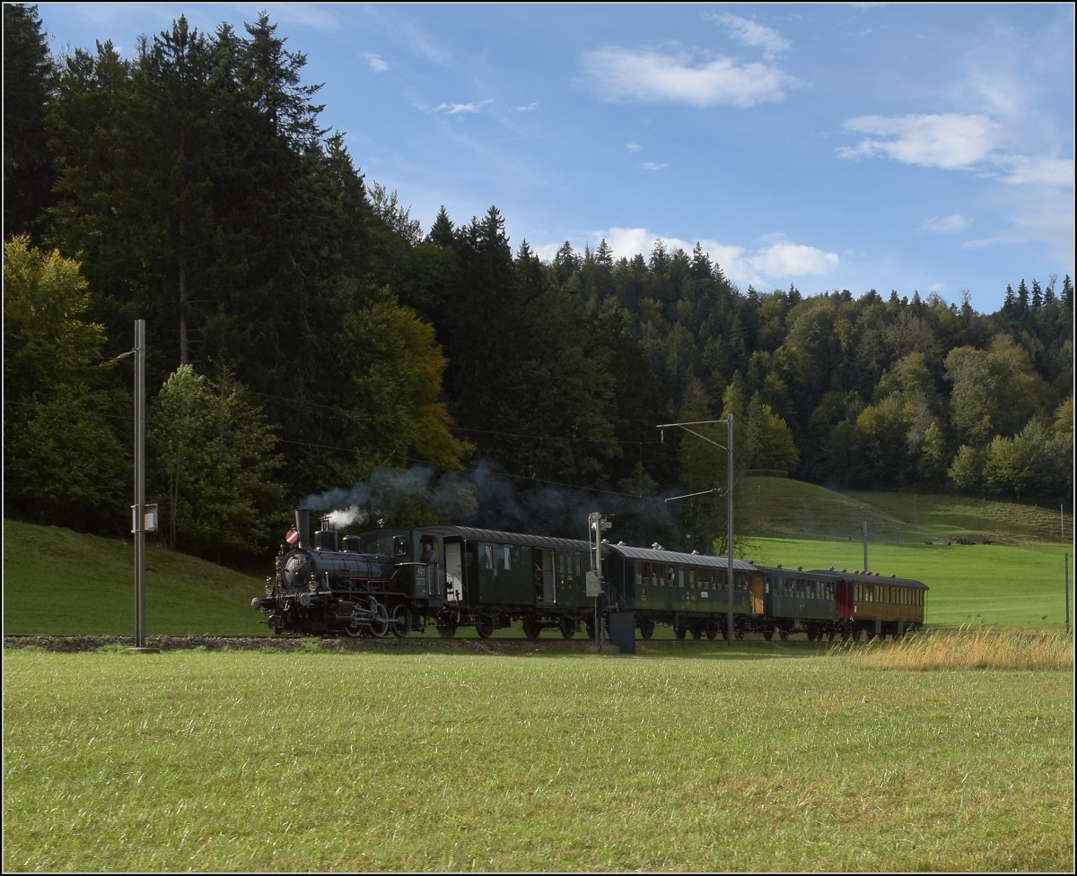 Fahrtag DVZO mit 120-jähriger Lady.

Ed 3/3 401 'Bauma' in Bussental. Oktober 2021.