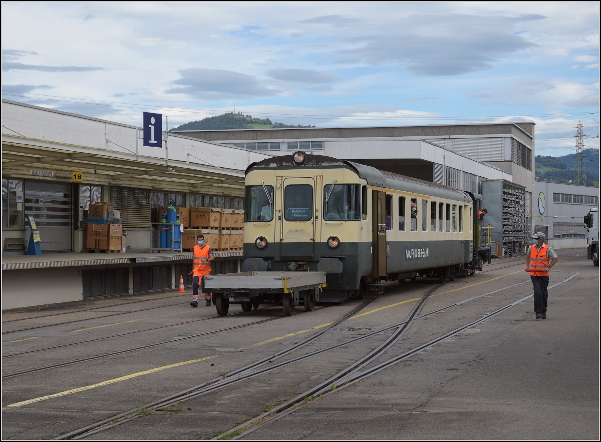 Fahrtag Wolfhuuser Bahn.

Passage des Bahnübergangs eines Werksgeländes in Wolfhausen, in der 'Zugmitte' der ABt der IG Stammgleis Wolfhausen–Bubikon. Oktober 2021.