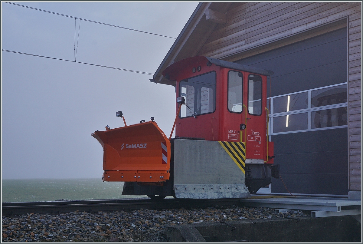 Falls es mal kräfigt schneien sollte, steht in Innertkichen der mit MIB X 10 der KWO bezeichnete kleine Traktor bereit, wobei die nun für die MIB zuständige Zentralbahn in Meiringen für besonders viel Schnee auch entsprechende Schneeschleuder aufbieten könnte. Schnee im 633 m.ü.M. liegenden Innertkirchen ist gar nicht so abwegig, und auf der Fahrt dem Brienzersee entlang kreuzte der Zentralbahnzug fünf Lawinenkegel, wovon einer eine Strassenbrücke am See beschädiget hatte.

17. Februar 2021