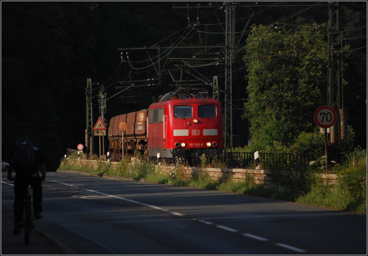 Fast zur G�nze unbearbeitet macht die 151 155-9 eine gute Figur auf der Main-Weser-Bahn bei C�lbe. Juli 2009.
