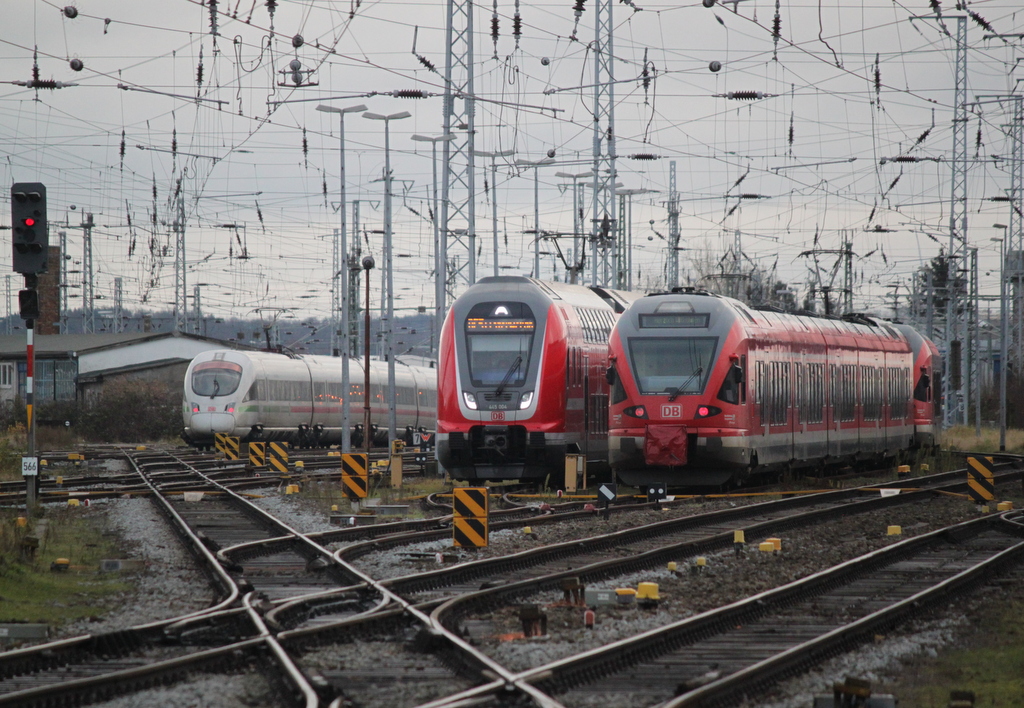 Fern und Nahverkehr am 27.12.2019 im Rostocker Hbf.