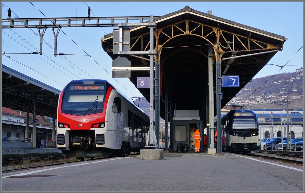  Fernverkehr  auf der Train de Vignes Strecke: der für den Fernverkehr beschaffte SBB RABe 523 503  Mouette  (RABe 94 85 0 523 503-6 CH-SBB) wartet in Vevey als S7 auf die Abfahrt nach Puidoux. Rechts im Bild ist der auf die Abfahrt nach Blonay wartende CEV MVR ABeh 2/6 7505 zu sehen. 

11. Feb. 2023