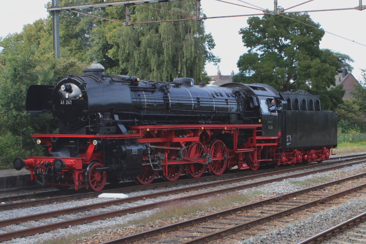 Fertig! Acht jahre nach die VSM 41 241 aus Deutschland gekauft hatte ist dieser Lok volständig einsatzfähig. Hier lauft sie am Abend von 3 September 2023 um in Dieren.