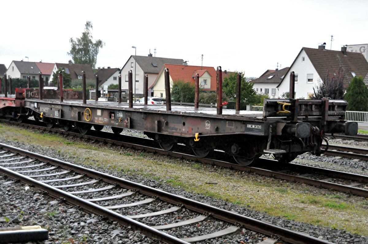 Flachwagen mit Rungen 6-achsig 31 80 486 4 126-6 RIV D-DB Samms in V�hringen am 26.09.2022.