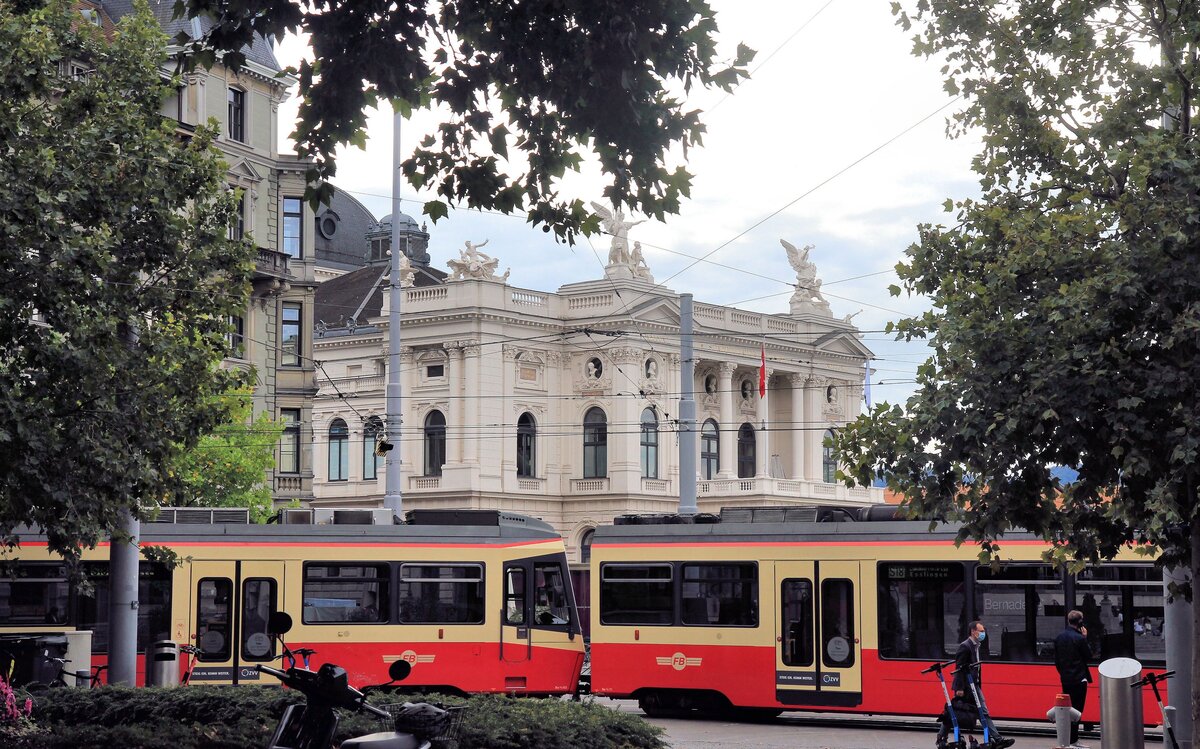 Forchbahn: Die manchmal als  Tango-Vorläufer  bezeichneten Doppelwagen Be4/6 haben nur einen Führerstand und werden entweder Rücken zu Rücken zusammengestellt, oder als Be4/6 + Be4/6 mit zwei Zweier-Elementen in der gleichen Richtung. In diesem Bild vor dem Opernhaus Zürich eine etwas  abrupt  wirkende Zusammenstellung, hier der beiden Be4/6 63 und 71. 24.September 2020  