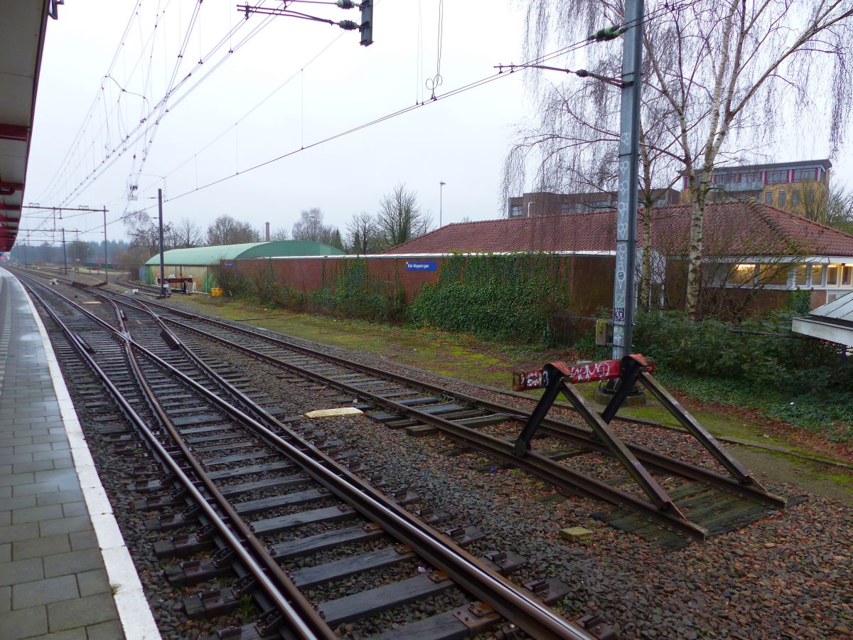 Fotografiert in Richtung Arnheim Gleis 4. Bahnhof Ede-Wageningen 08-01-2020.


Buitendienst gesteld spoor 5 en hoger gefotografeerd in de richting van Arnhem vanaf perron spoor 4. station Ede-Wageningen 08-01-2020.