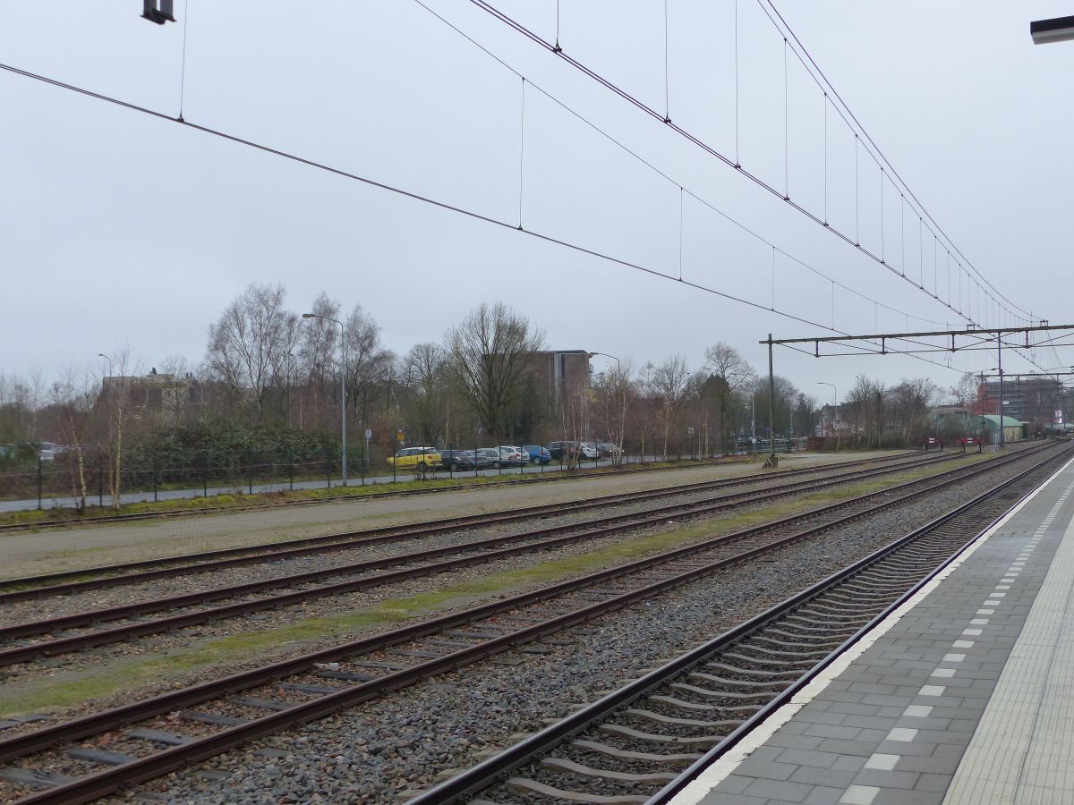 Fotografiert in Richtung Utrecht Gleis 4. Bahnhof Ede-Wageningen 08-01-2020.


Buitendienst gesteld spoor 5 en hoger gezien in de richting van Utrecht vanaf spoor 4. station Ede-Wageningen 08-01-2020.