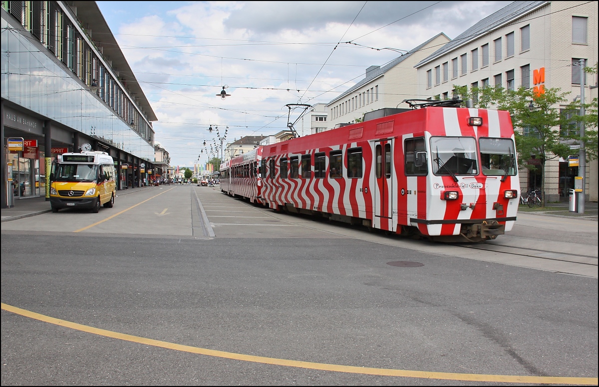 Frauenfeld-Wil-Bahn mit einer Kombination aus 2 Triebwägen und einem Steuerwagen am Endpunkt beim Frauenfelder Bahnhof. Diese Wägen sind im Alltagsbetrieb bereits durch einen behindertengerechten Nachfolger ersetzt. 08.07.2012.