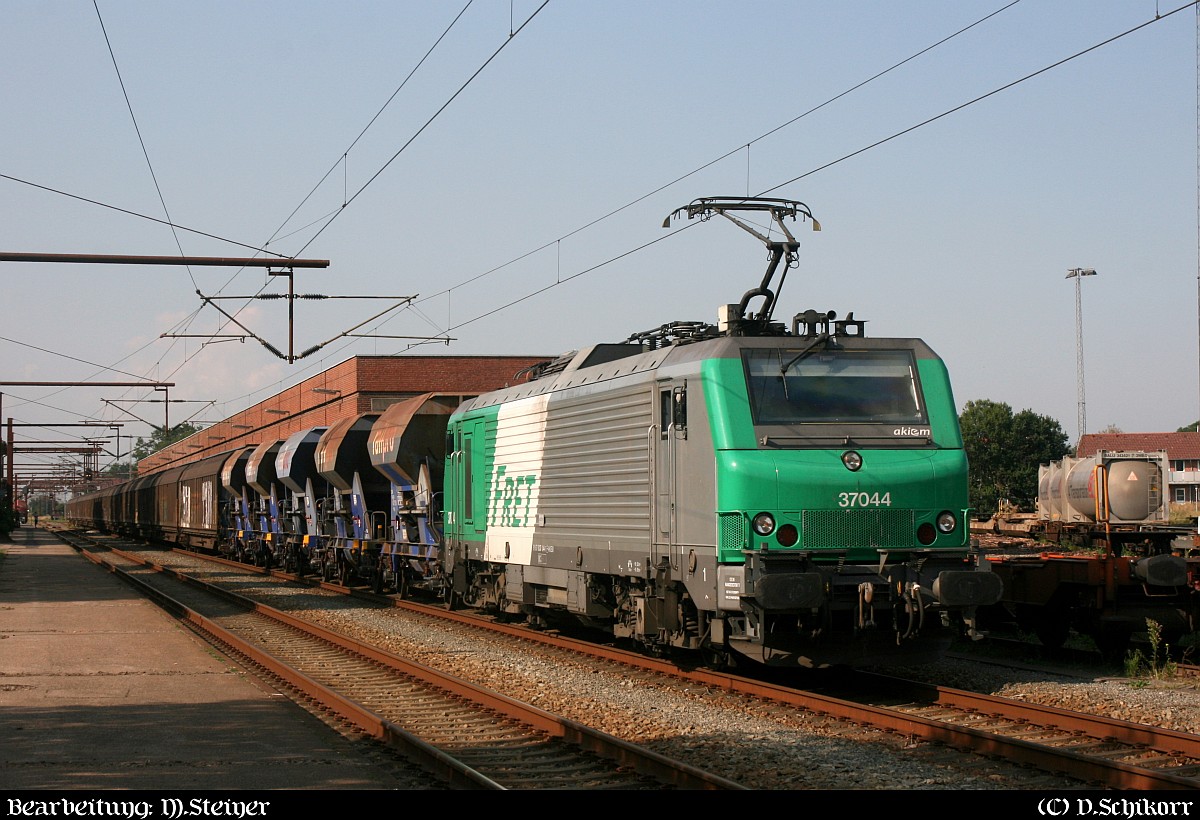 FRET/AKIEM 37044 übernahm später nachdem noch 5 Schüttgutwagen von OnRail an den Zug gehängt wurden den  Spanplatten-Express  und verschwand wenig später Richtung Hamburg. Padborg/DK 20.08.2015