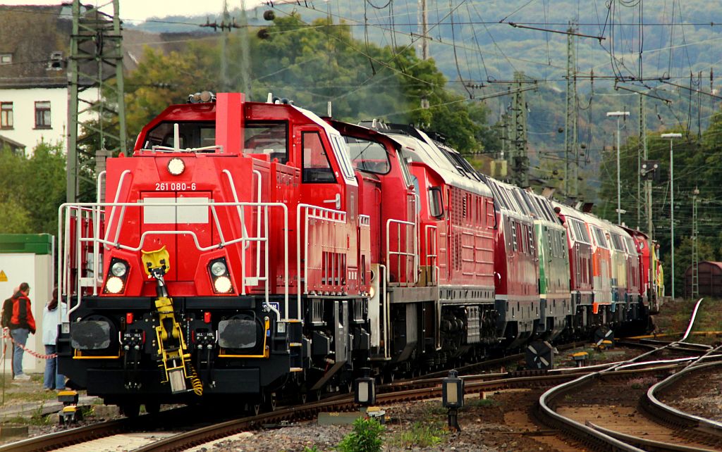 Friedlich aneinandergekuppelt präsentierten sich die Teilnehmer der Dieselparade im DB Museum Koblenz-Lützel zum Abschluss den Fotografen. 29.09.2012