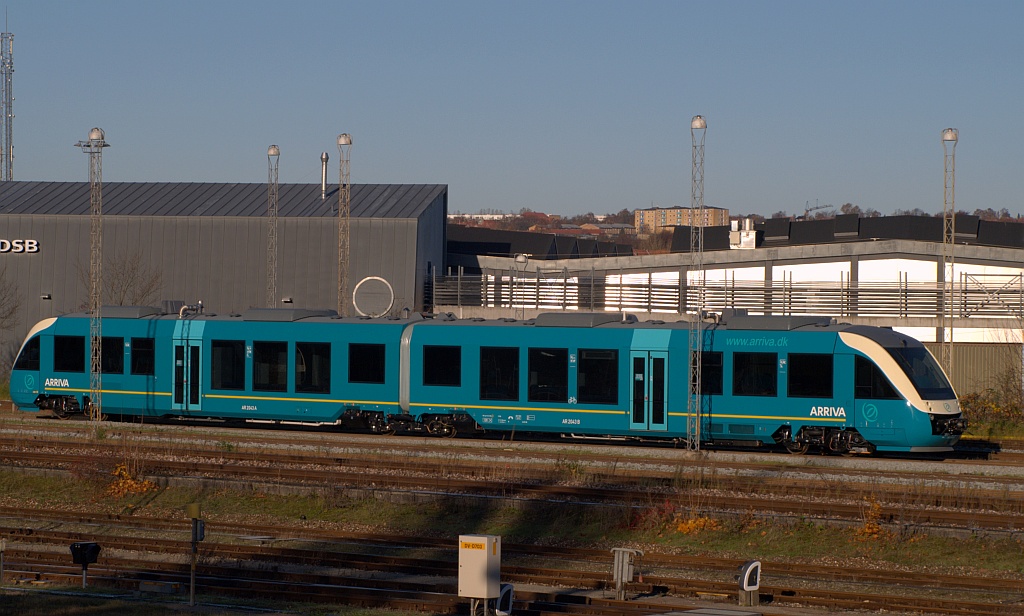 Frisch von Alstom gekommen steht der nagelneue Arriva Lint 41 AR 2043 im Gbf Aarhus. 07.11.2010