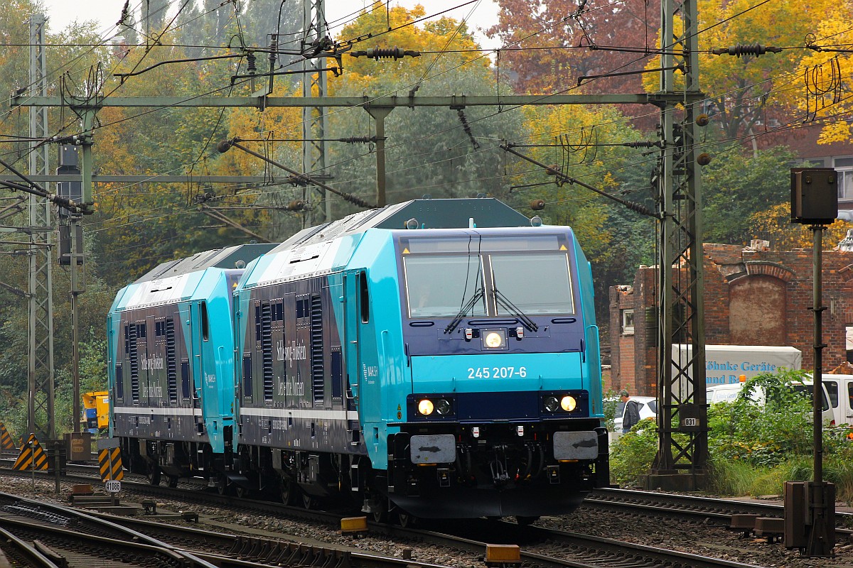 Frisch aus dem Werk auf dem Weg nach Husum...NAH.SH/Paribus 245 207-6(REV/FK X/26.10.15) mit Schwesterlok 245 208-4(REV/FK X/26.10.15) aufgenommen bei der Durchfahrt im Bahnhof Hamburg-Harburg. 28.10.2015