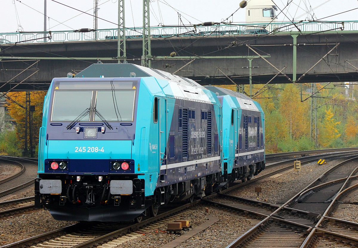 Frisch aus dem Werk auf dem Weg nach Husum...NAH.SH/Paribus 245 208-4(REV/FK X/26.10.15) mit Schwesterlok 245 207-6(REV/FK X/26.10.15) aufgenommen bei der Durchfahrt im Bahnhof Hamburg-Harburg. 28.10.2015