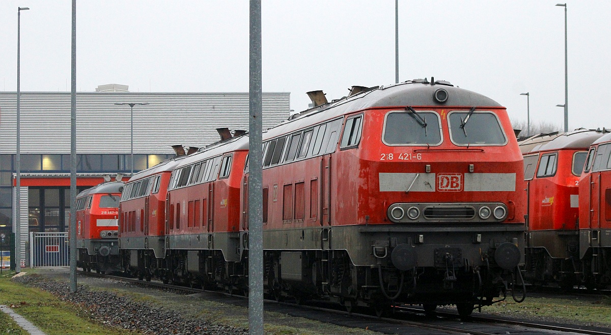 Frisch aus Ulm im Norden angekommen die 218 421-6(MMF/14.04.16) die 218 495-0(BCS X/09.11.20) und die 218 435-6(BCS X/14.07.21) aufgenommen über den neuen Zaun am Bw Niebüll. 12.12.2021