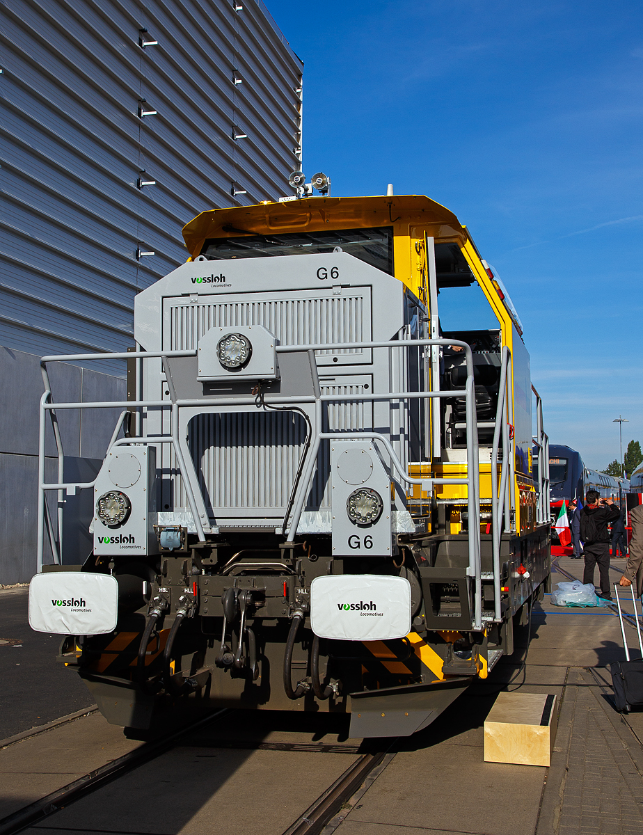 Frontansicht....
Vossloh Locomotives präsentierte auf der InnoTrans 2018 in Berlin (18.09.2018) seine 3-achsigen dieselhydraulische Rangierlokomotive Vossloh G 6. Hier in Form der für die Schweerbau GmbH & Co. KG bestimmte 650 086-8 „Melli“ (98 80 0650 086-8 D-SBAU, 2018 noch ungezeichnet in 98 80 0650 086-8 D-LDS). Sie hat die Zulassung für Deutschland und Schweden.

Die Lok wurde 2015 von Vossloh in Kiel unter der Fabriknummer 5102163 gebaut an Vossloh Locomotives GmbH als Miet- und Vorführlok (98 80 0650 086-8 D-VL) geliefert.
