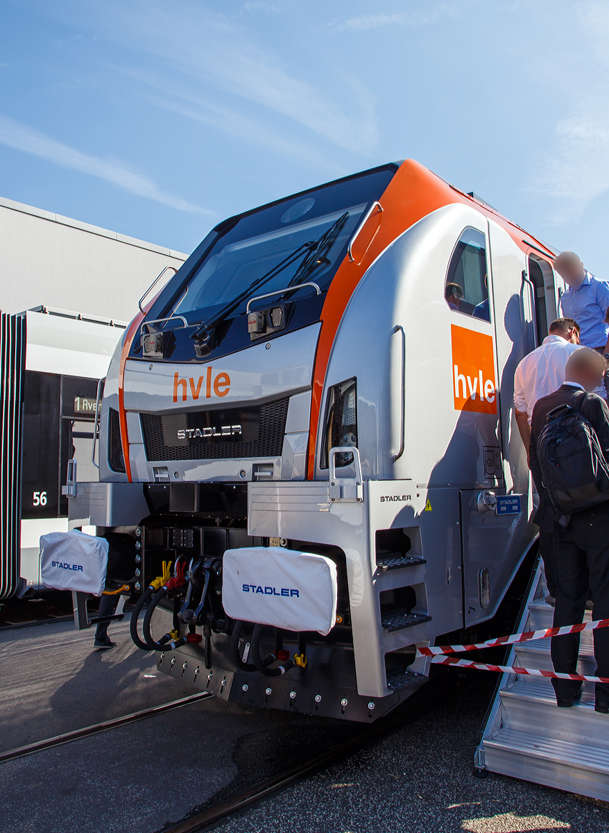 Frontdetail der von Stadler auf der InnoTrans 2018 (hier 19.09.2018) in Berlin prsentierten sechsachsige Eurodual 159 003-3 (90 80 2159 003-3 D-HVLE) fr die Havellndische Eisenbahn AG (hvle).
Leider war die ganze Messe so sehr berlaufen, dass ein Foto ohne Menschen davor nicht mglich war.
