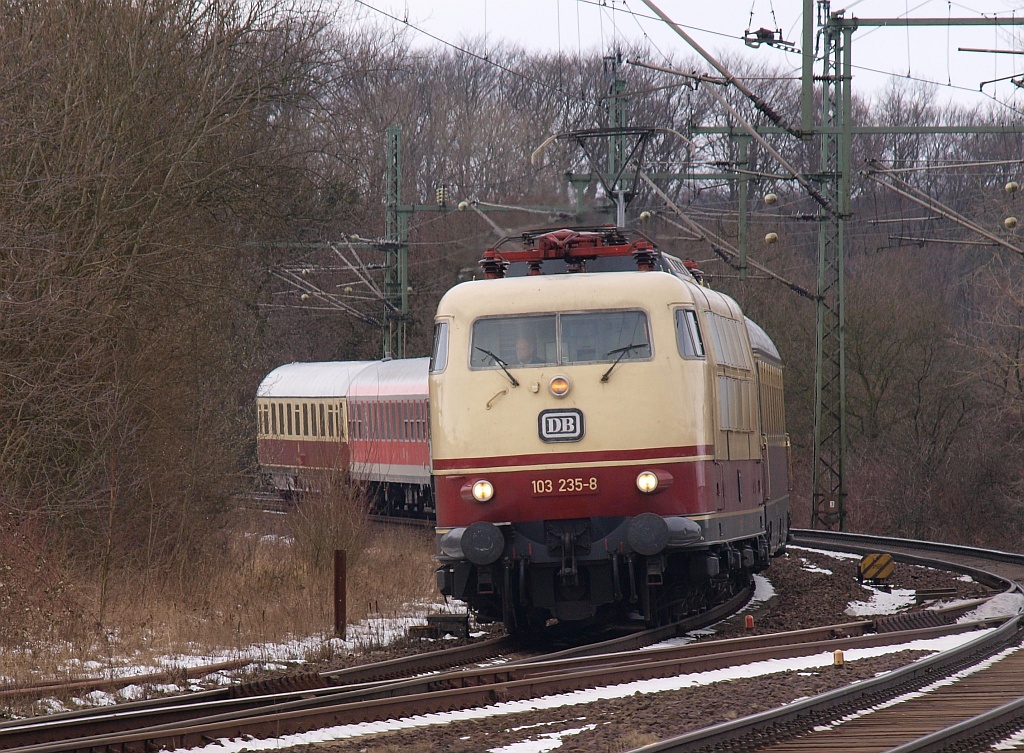 Frostig war es als am 20.02.2011 die 103 235-8 mit dem IC 2417 in Schleswig einfuhr.