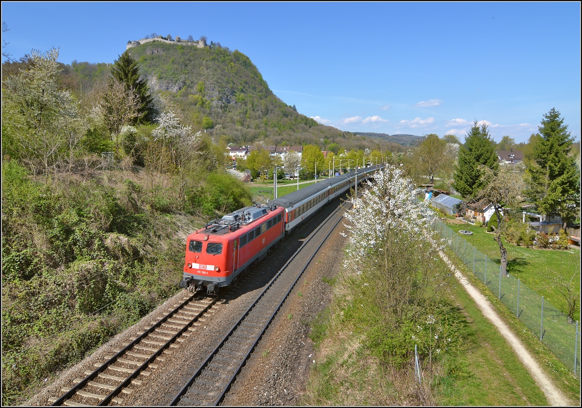 Frühling unter dem Hohentwiel. Leider bis auf weiteres künftig nicht mehr mit 115 198-4. Singen, April 2014.