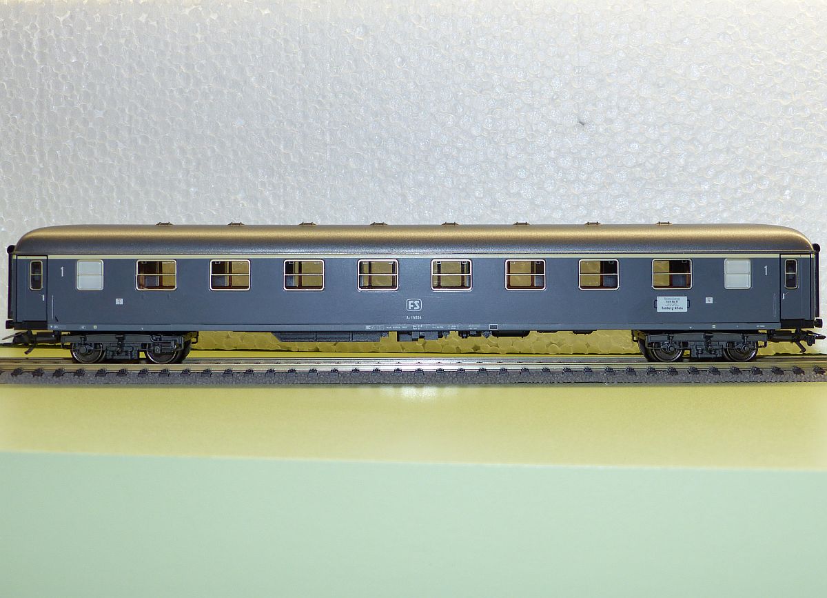 FS D-Zugwagen 1. Klasse mit Nummer Az 15004 aus Mrklin wagenset 42942  Riviera Express  24-03-2016.

FS D-treinrijruig 1e klasse met nummer Az 15004 uit Mrklin wagenset 42942  Riviera Express  24-03-2016.