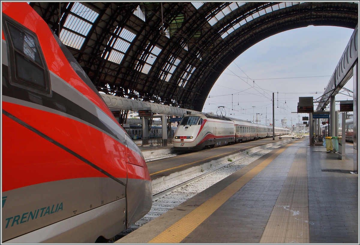 FS Fernverkehr in Milano: Whrend ein ETR 400 auf die Abfahrt wartet erreicht ein Freccia-Bianca die schne Halle von Milano Centrale. 
22. Juni 2015