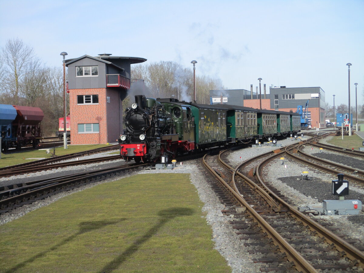 Fünf Wagen reichen im Winter für die Züge beim Rasenden Roland aus.So war für die Mh53 der Fünf-Wagenzug,am 24.Februar 2025,keine Anstrengung als Dieser von Göhren nach Putbus kam.