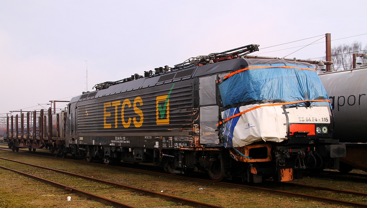 Für den Abtransport vorbereitet steht die im November 2013 in Padborg verunfallte 189 115-9  ETCS  im Gbf Padborg. Man hat ihr am Drehgestell einige neu Stoßdämpfer eingebaut einen Puffer und den Unterfahrschutz entfernt und wenn alles klappt wird sie am Samstagmorgen unter den Augen einiger Fotografen von Railadventure abgeholt. Padborg 06.03.2014