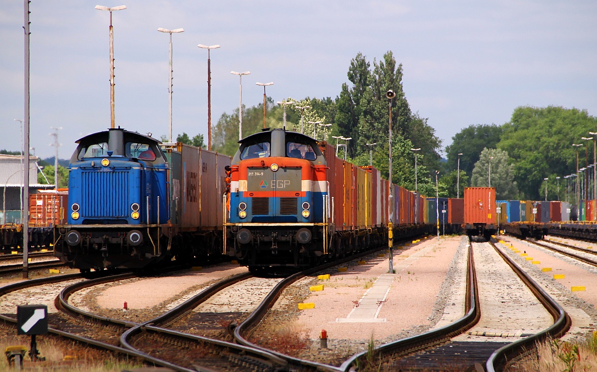 Für einen kurzen Moment standen EGP 212 054-1 und 212 314-9 nebeneinander, ein kurzer Plausch und weiter ging es...mit ordentlichem Getöse zog die 314-9 vom Hof. HH-Dradenau/Waltershof 29.05.2014