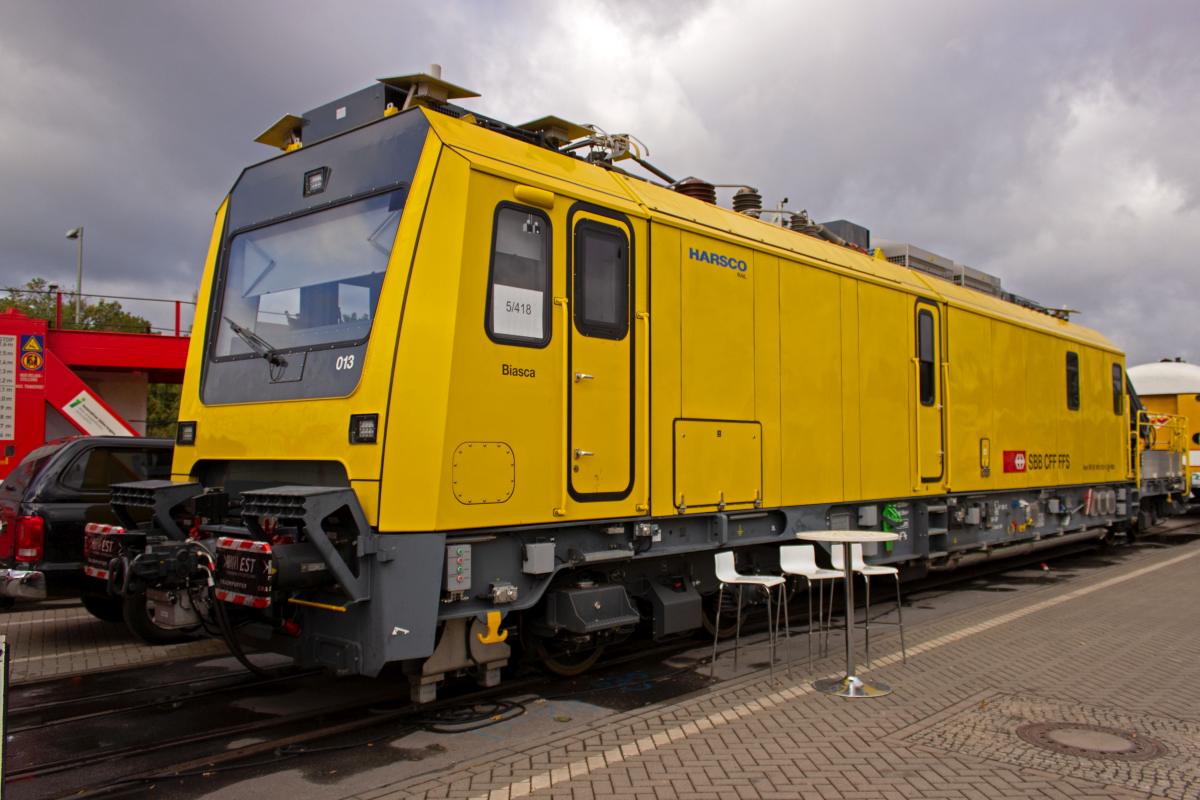 Fr Fahrleitungsarbeiten am und im Gotthard-Basistunnel beschafft die SBB bei der Firma Harsco diese Arbeitsfahrzeuge. Eines war auf der Innotrans zu Gast.