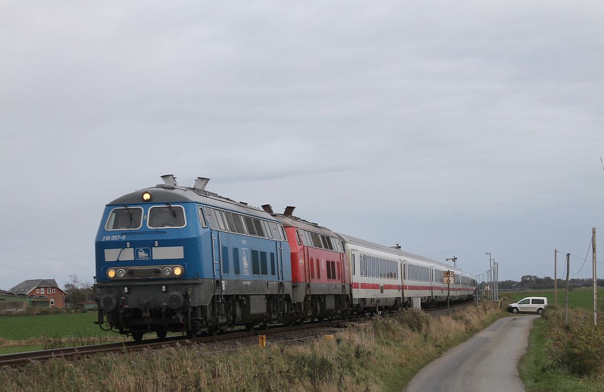 Für den IC 2310 nach Westerland/Sylt mit PRESS 218 057 (218 462) + 218 491(Bw Ulm) wurde es wieder finster, Ausfahrt aus dem Kreuzungsbahnhof Lehnshallig, 16.10.2021