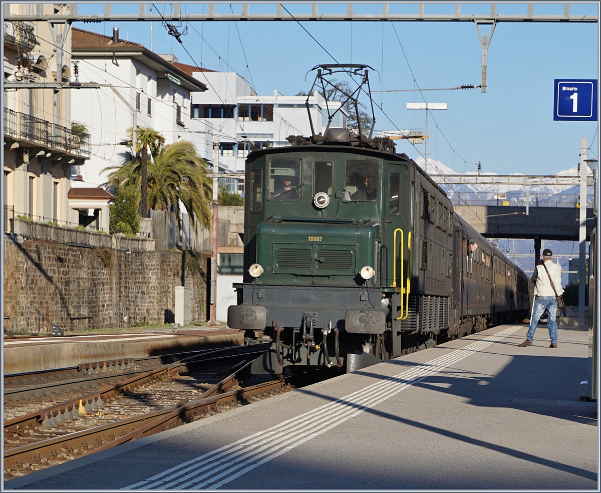 Für ihre Mehrtagesfahrt von Frankfurt und Nünrberg über den Gotthard nach Locarno sah die  Eisenbahm Nostalgiefahren Bebera e.V.  am Ziel eine Tagesfahrt von Locarno nach Chiasso vor.
Das Bild zeigt den Zug bei Rückkehr in Locarno, mit der Ae 4/7 10987 an der Spitze (während die 01 202 am Schluss des Zuges eingereiht ist).
21. März 2018