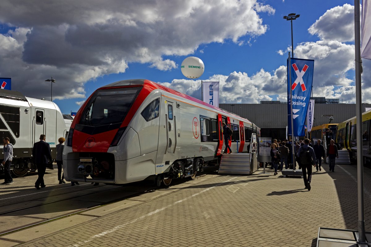 Fr den Nahverkehr in Wales liefert Stadler trimodale FLIRT-Triebwagen der Class 756. Ein Exemplar, 756102, war 2022 auf der InnoTrans.