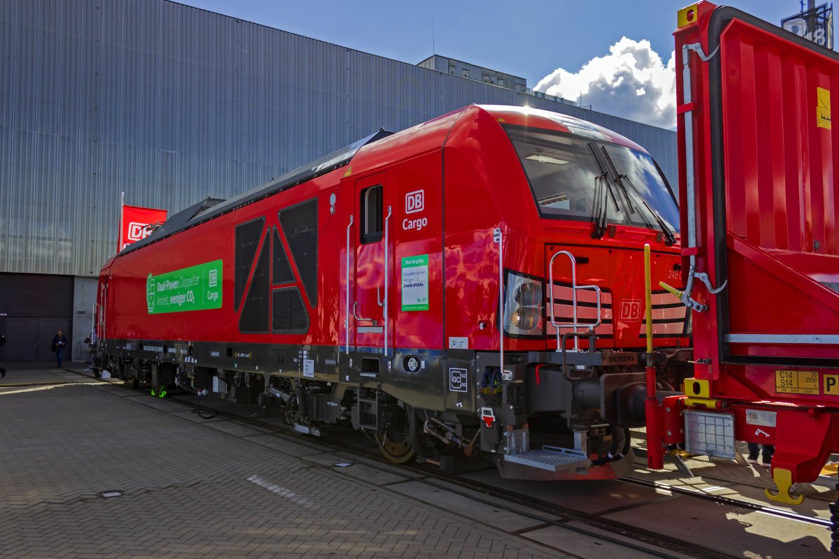 Fr Rangieraufgaben und Nahgterzge verwendet DB Cargo nach wie vor berwiegend Diesellokomotiven, selbst wenn die Fahrten zum Teil unter Oberleitung stattfinden. Um das zu ndern sollen in naher Zukunft Zweikraftlokomotiven zum Einsatz kommen, so zum Beispiel die Vectron Dual Mode light der Baureihe 2249, von denen ein Exemplar, die 90 80 2249 003-5, auf der InnoTrans 2022 zu sehen war.

Im Gegensatz zu den blichen Dual Mode-Lokomotiven ist die light-Variante in Leistung und Hchstgeschwindigkeit etwas abgespeckt sowie etwas leichter. Auerdem sind die an der Front sichtbaren Rangiertritte ergnzt worden, um dem Rangierpersonal die Arbeit zu erleichtern.