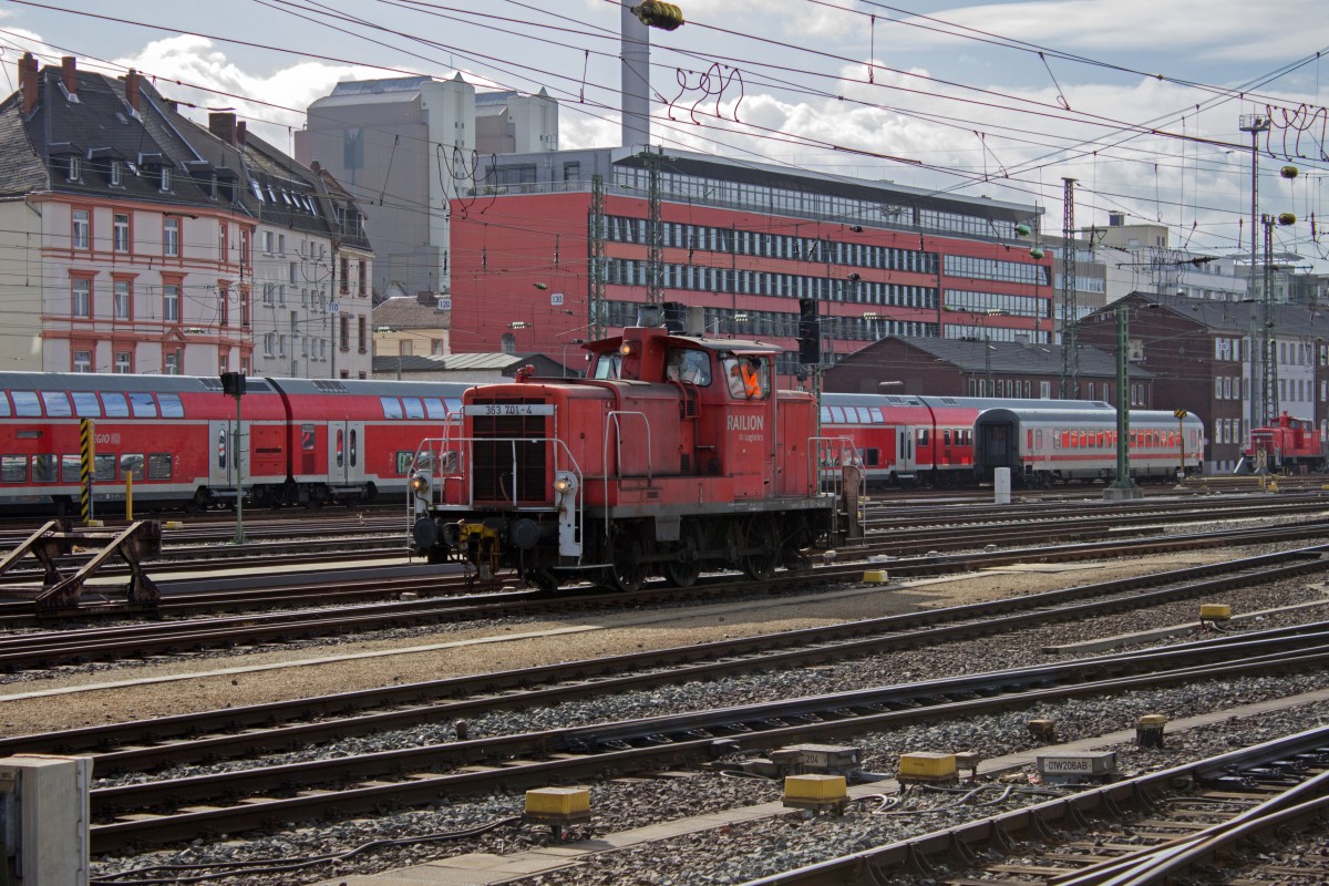 Für Rangierdienste war am 03.03.15 363 701 eingeteilt, die hier an einen Bahnsteig rollt, um kurz darauf wieder zurück in die Abstellanlagen zu fahren.