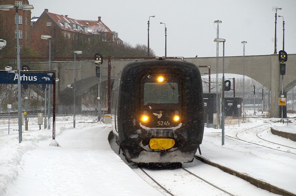 Für Scandinavien typisch fährt der IC3 Triebwagen MF/MFB 50/5245 mit Fernlicht in den Bhf von aarhus ein. 29.11.2010