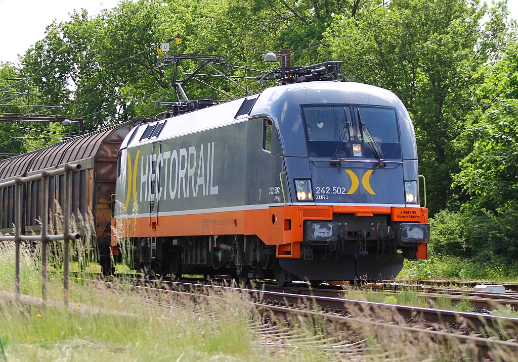 Für uns eine  alte  Bekannte für Hectorrail die  Neue , 242.502  Zurg /182 502-5 schleicht hier mit dem DGS 45686 aus Dortmund in den Gbf Padborg. Auch bei dieser Lok muss man aus der UIC/Nvr.Nr nicht schlau werden...91 80 6182 502-5 S-HECTOR. 09.06.2013