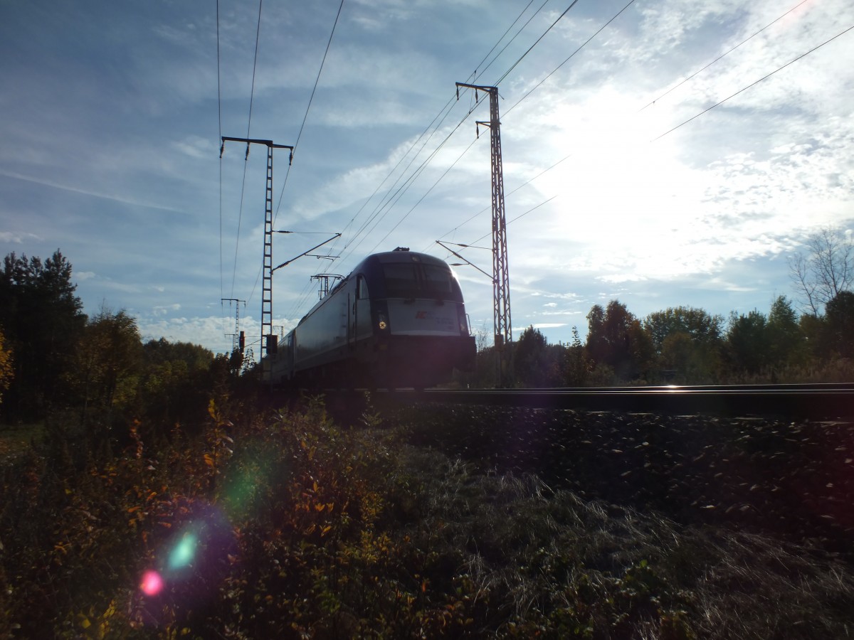 Fr Zge in Richtung Norden steht die Sonne im GBF Wulheide ganztgig ungnstig (v.a. auf der Ostseite der Gleise). Und so ist 5370 005 der PKP Intercity nur ein Schatten ihrer selbst, als sie den umgeleiteten EC aus Warschau ber Berlin-Lichtenberg und Gesundbrunnen Richtung Hauptbahnhof fhrte.