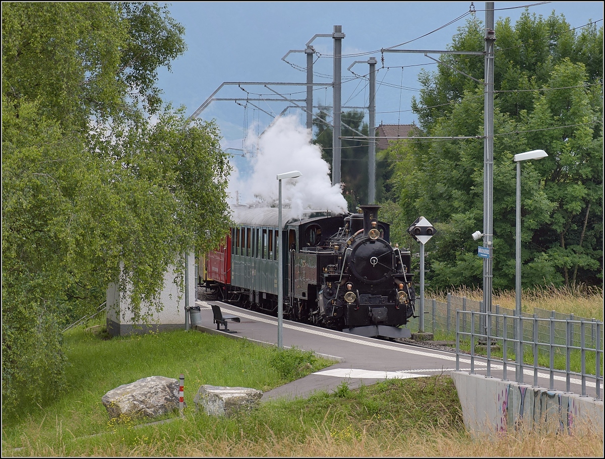 Furkalok am Genfersee mit dem Riviera-Express. Die HG 3/4 3 der BFD beim Schloss Hautville. Juni 2017.