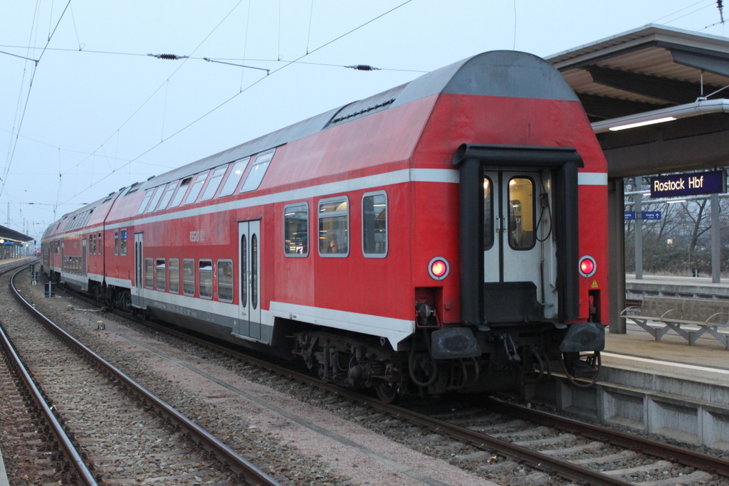 Fuball-Sonderzug 18423 mit versifften DBuza von Rostock Hbf nach Magdeburg-Herrenkrug kurz vor der Ausfahrt im Rostocker Hbf.05.03.2016