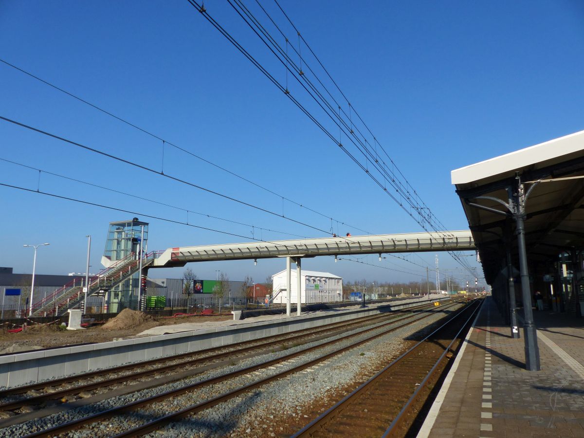 Fugngerbrcke Gleis 4 bis 6 mit neuer Bahnsteig im Bau. Bahnhof Geldermalsen 07-02-2020.


Loopbrug spoor 4 t/m 6 met nieuw perron in aanleg station Geldermalsen 07-02-2020.