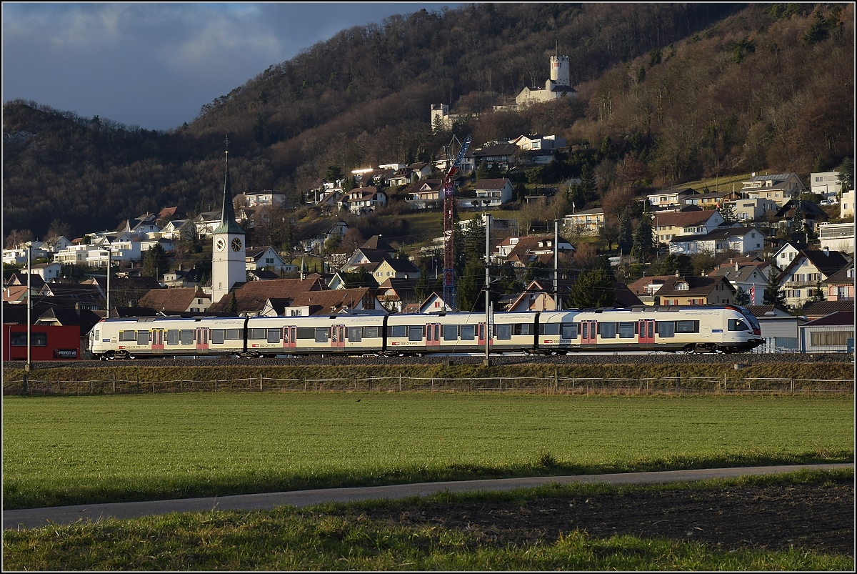 Gäubahnimpression mit Flirt. Oensingen, Dezember 2016.