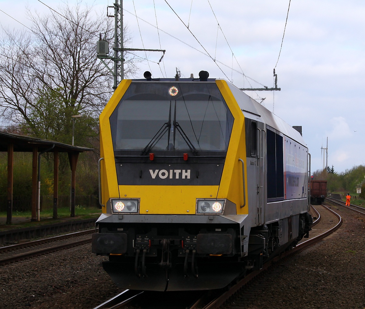 Ganz nah dran...NBE 264 002-7 rangiert hier in Jübek an ihren Güterzug ran. Jübek 12.04.2014