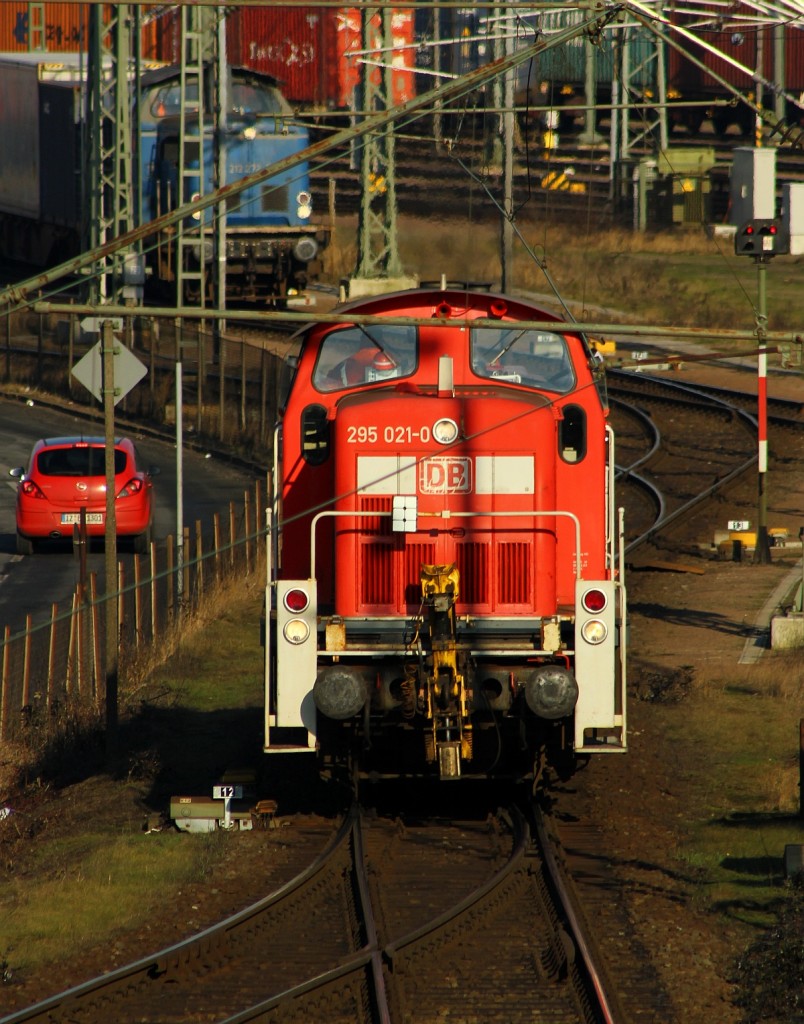 Garnicht so einfach die DB 295 021-0 im Oberleitungsqwirrwarr einigermaßen vernünftig abzulichten...HH-Waltershof/Mühlenwerder. 06.02.2015