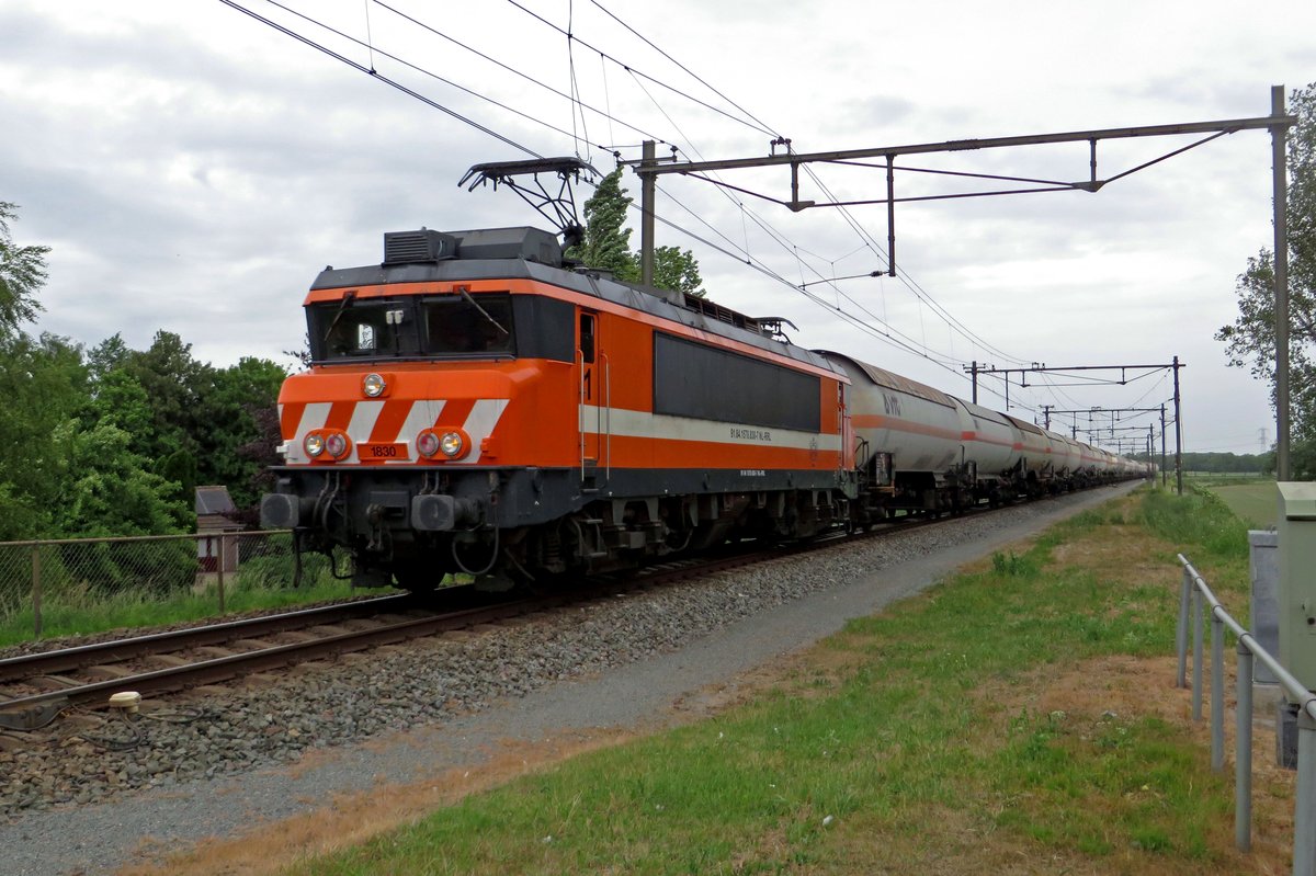 Gaskesselwagenzug mit RFO 1830 passiert der Fotograf bei Niftrik bevor die Maas berquert werden soll.