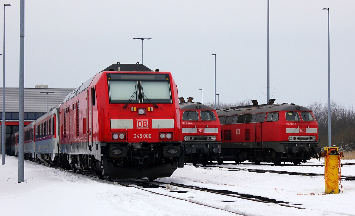 Gastlok DB 245 006-2(REV/MKP/07.04.14) sowie 218 831 und 307 im Bw Niebll. 05.03.2018