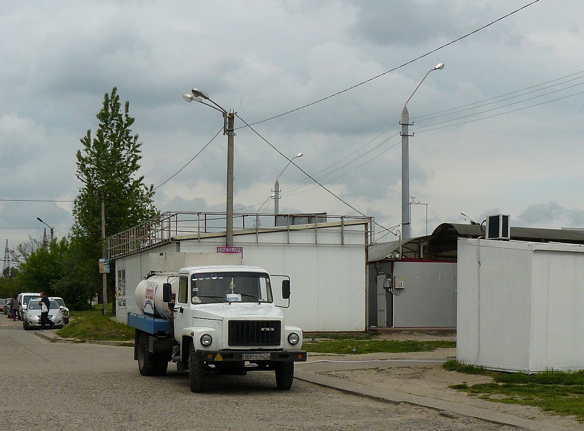 GAZ Tankwagen Bohdana Khmel'nyts'koho Strasse Lviv, Ukraine 08-05-2014.

GAZ Tankwagen Bohdana Khmel'nyts'koho straat Lviv, Oekrane 08-05-2014.