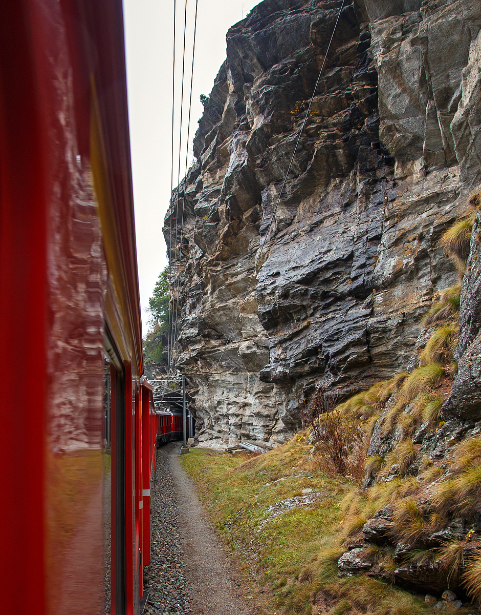 Geführt von den beiden RhB ABe 4/4 III Triebwagen Nr. 54  Hakone  und 53  Tirano  fährt am 02.11.2019 unser RhB Regionalzug nach Tirano von Cavaglia (1.693 m ü. NN) in Richtung Poschiavo hinab, hier geht es in den 46 m langen Puntalto Tunnel.