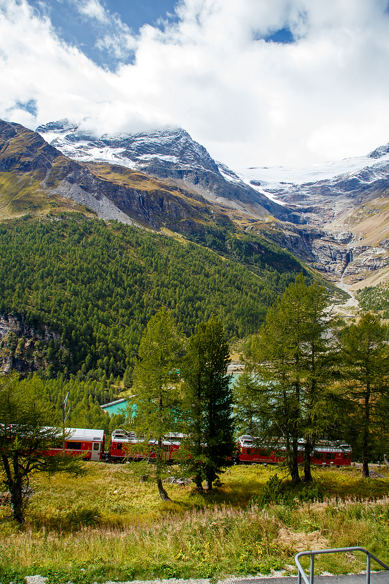 Geführt von den beiden RhB Triebwagen ABe 4/4 III - 51  Poschiavo  und ABe 4/4 III - 53  Tirano  fährt der Regionalzug nach Tirano am 13.09.2017 von Alp Grüm hinab ins Puschlav.

Unten der Lago Palü (Lagh da Palü, dt. Palüsee) am Fuße des Piz Palü. Der See wird größtenteils vom Palügletscher gespeist, den man (heute nur noch) oben rechts im Bilderahnen kann.