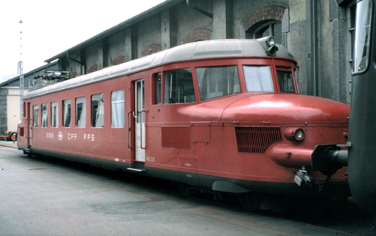 
Geführte Besichtigung im Depot Olten RBe 2/4 Nr.1002 am 15.08.1980.