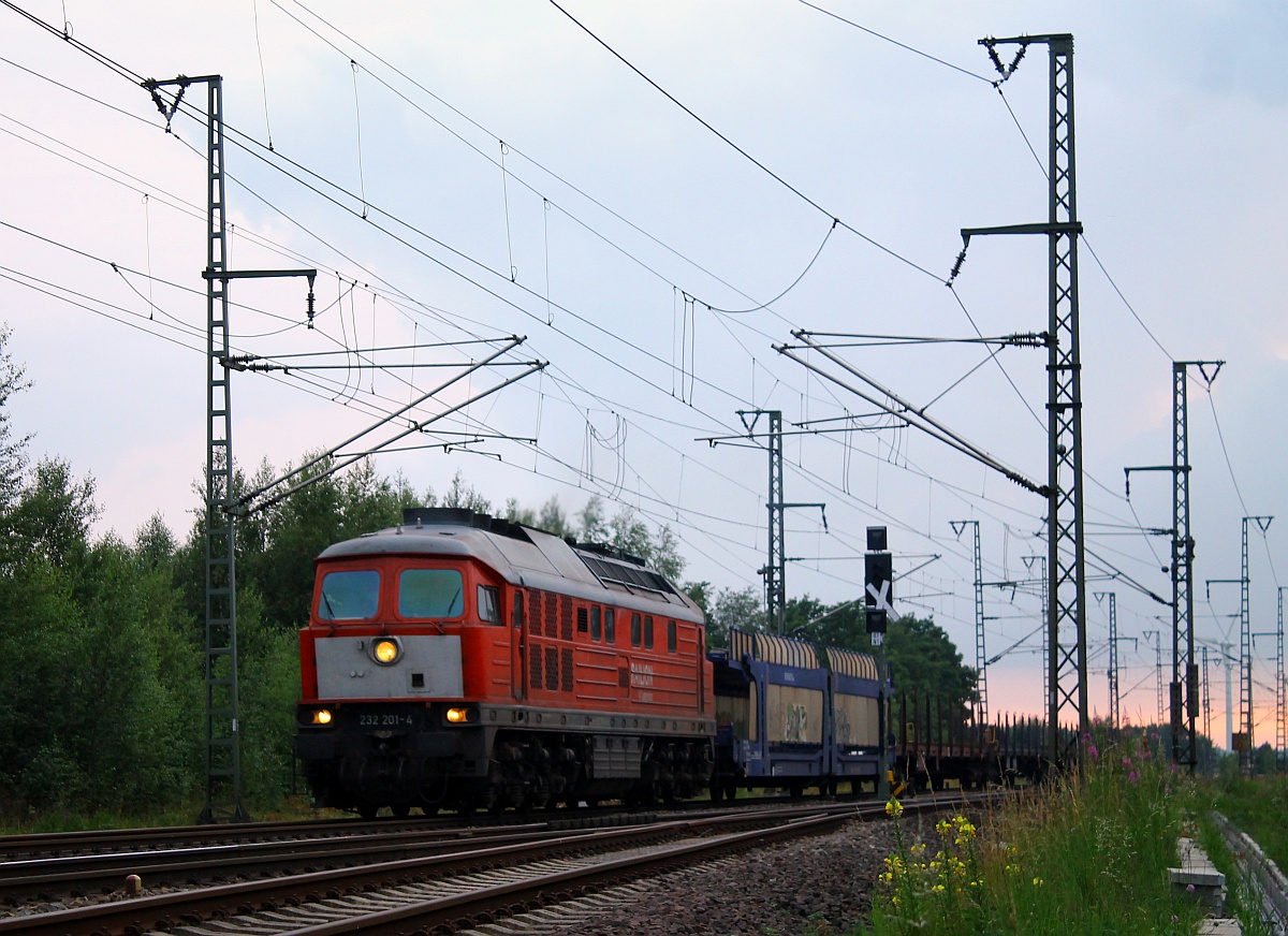 Gegen 21:20h dann kam der dritte Umleiterzug der EZ 47420 aus Husum mit der Zuglok 232 201-4(REV/BCS X/25.08.07, Verl/LMR/31.08.15)durch Jübek gedieselt. Der Gegenzug hierzu mit Zuglok 232 498-6 war so verspätet das das Licht leider nicht mehr ausreichte um eine vernünftige Aufnahme zu erstellen. Jübek 13.07.2015